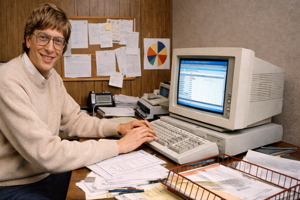 Bill Gates Biography in Hindi young Bill Gates using computer in early Microsoft office working on software